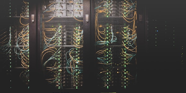 资金安全示意图 - 金库与数字加密锁图标